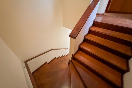 Casa à venda com 227m², 3 quartos e 3 vagas Casa à venda com 227m², 3 quartos e 3 vagasEscada
