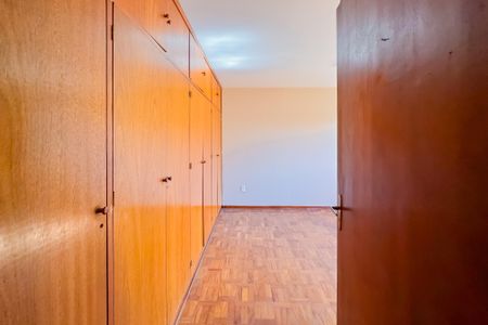 Casa à venda com 227m², 3 quartos e 3 vagas Casa à venda com 227m², 3 quartos e 3 vagasQuarto 2