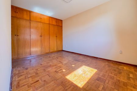 Casa à venda com 227m², 3 quartos e 3 vagas Casa à venda com 227m², 3 quartos e 3 vagasQuarto 2