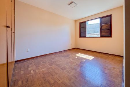 Casa à venda com 227m², 3 quartos e 3 vagas Casa à venda com 227m², 3 quartos e 3 vagasQuarto 2