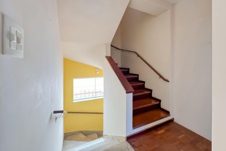 Casa à venda com 227m², 3 quartos e 3 vagas Casa à venda com 227m², 3 quartos e 3 vagasEscada