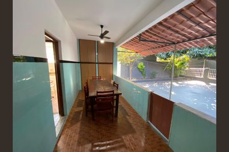 Casa para alugar com 260m², 5 quartos e 4 vagas Casa para alugar com 260m², 5 quartos e 4 vagasQuintal Fundos