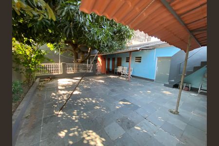 Casa para alugar com 260m², 5 quartos e 4 vagas Casa para alugar com 260m², 5 quartos e 4 vagasQuintal Fundos