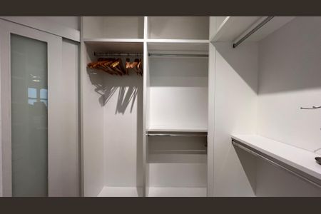 Apartamento à venda com 166m², 3 quartos e 2 vagas Apartamento à venda com 166m², 3 quartos e 2 vagasCloset da suíte