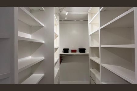 Apartamento à venda com 166m², 3 quartos e 2 vagas Apartamento à venda com 166m², 3 quartos e 2 vagasCloset da suíte