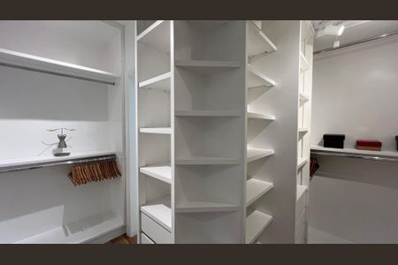 Apartamento à venda com 166m², 3 quartos e 2 vagas Apartamento à venda com 166m², 3 quartos e 2 vagasCloset da suíte