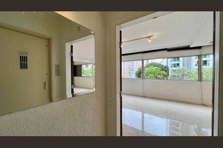 Apartamento à venda com 166m², 3 quartos e 2 vagas Apartamento à venda com 166m², 3 quartos e 2 vagasEntrada