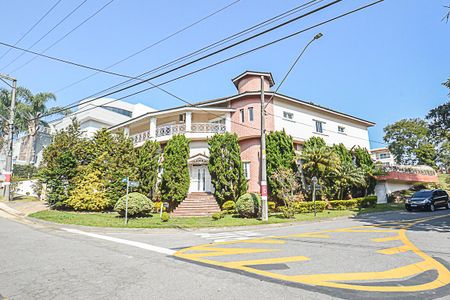 Casa de condomínio à venda com 700m², 5 quartos e 3 vagas Casa de condomínio à venda com 700m², 5 quartos e 3 vagasFachada