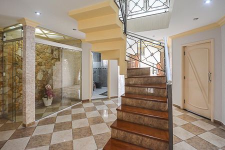 Casa de condomínio à venda com 700m², 5 quartos e 3 vagas Casa de condomínio à venda com 700m², 5 quartos e 3 vagasEscada