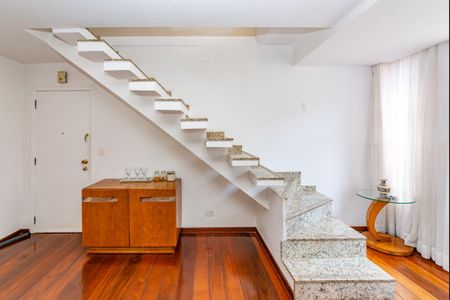 Apartamento à venda com 214m², 4 quartos e 2 vagas Apartamento à venda com 214m², 4 quartos e 2 vagasEscada