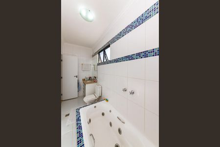 Apartamento à venda com 214m², 4 quartos e 2 vagas Apartamento à venda com 214m², 4 quartos e 2 vagasBanheiro da Suíte 1