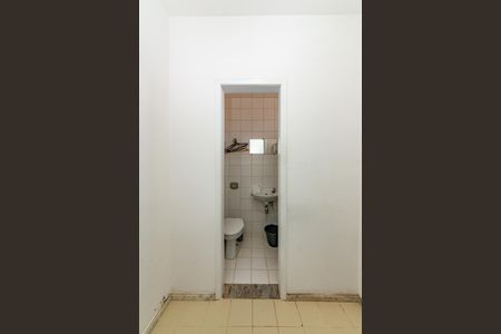 Apartamento à venda com 214m², 4 quartos e 2 vagas Apartamento à venda com 214m², 4 quartos e 2 vagasBanheiro de Serviço