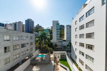 Apartamento à venda com 214m², 4 quartos e 2 vagas Apartamento à venda com 214m², 4 quartos e 2 vagasVista da Suíte 2