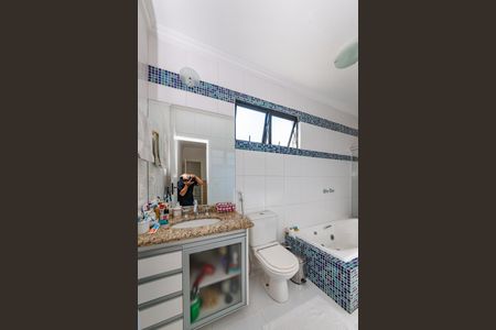 Apartamento à venda com 214m², 4 quartos e 2 vagas Apartamento à venda com 214m², 4 quartos e 2 vagasBanheiro da Suíte 1