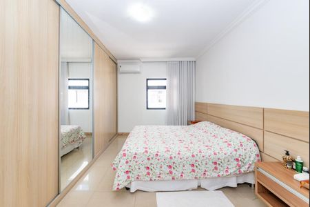 Apartamento à venda com 214m², 4 quartos e 2 vagas Apartamento à venda com 214m², 4 quartos e 2 vagasSuíte 1
