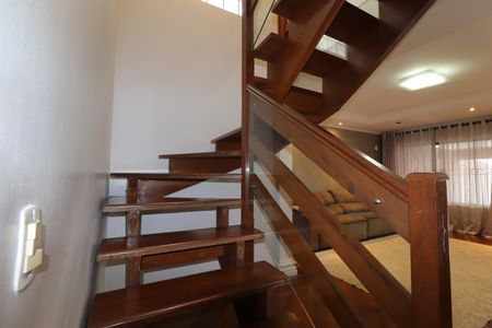 Casa à venda com 190m², 3 quartos e 4 vagasEscada