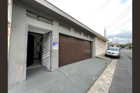 Casa à venda com 165m², 3 quartos e 2 vagas Casa à venda com 165m², 3 quartos e 2 vagasFachada
