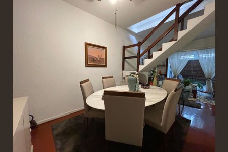 Casa à venda com 165m², 3 quartos e 2 vagas Casa à venda com 165m², 3 quartos e 2 vagasSala de Jantar
