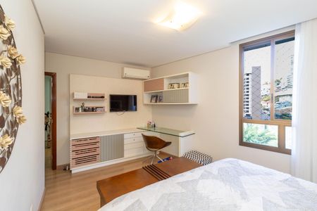 Apartamento à venda com 208m², 4 quartos e 4 vagas Apartamento à venda com 208m², 4 quartos e 4 vagasQuarto 1