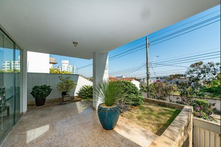 Casa à venda com 372m², 4 quartos e 5 vagas Casa à venda com 372m², 4 quartos e 5 vagasJardim - Entrada