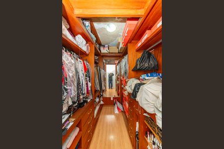 Casa à venda com 372m², 4 quartos e 5 vagas Casa à venda com 372m², 4 quartos e 5 vagasCloset da suíte 1