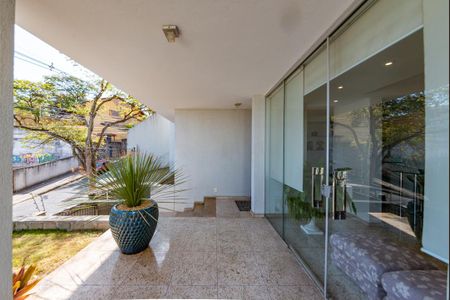 Casa à venda com 372m², 4 quartos e 5 vagas Casa à venda com 372m², 4 quartos e 5 vagasJardim - Entrada