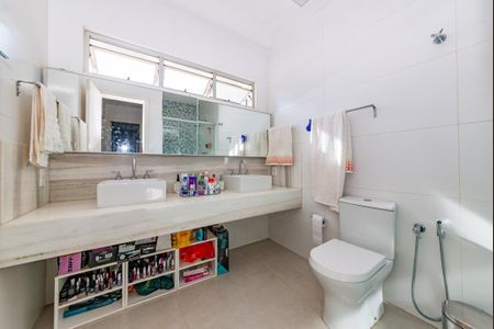 Casa à venda com 372m², 4 quartos e 5 vagas Casa à venda com 372m², 4 quartos e 5 vagasBanheiro Social