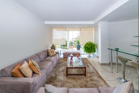 Casa à venda com 372m², 4 quartos e 5 vagas Casa à venda com 372m², 4 quartos e 5 vagasSala 1