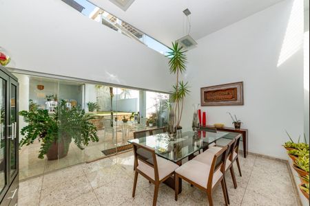 Casa à venda com 372m², 4 quartos e 5 vagas Casa à venda com 372m², 4 quartos e 5 vagasSala 2