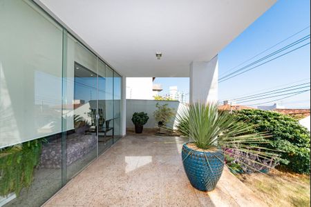 Casa à venda com 372m², 4 quartos e 5 vagas Casa à venda com 372m², 4 quartos e 5 vagasJardim - Entrada