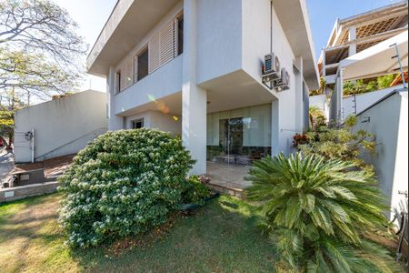 Casa à venda com 372m², 4 quartos e 5 vagas Casa à venda com 372m², 4 quartos e 5 vagasJardim - Entrada