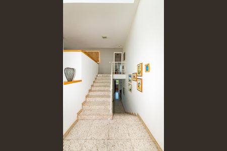 Casa à venda com 372m², 4 quartos e 5 vagas Casa à venda com 372m², 4 quartos e 5 vagasEscada