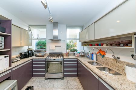 Casa à venda com 372m², 4 quartos e 5 vagas Casa à venda com 372m², 4 quartos e 5 vagasCozinha