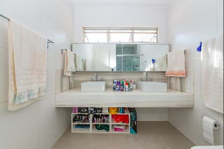 Casa à venda com 372m², 4 quartos e 5 vagas Casa à venda com 372m², 4 quartos e 5 vagasBanheiro Social