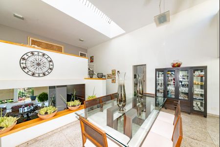 Casa à venda com 372m², 4 quartos e 5 vagas Casa à venda com 372m², 4 quartos e 5 vagasSala 2