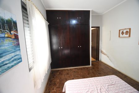 Casa à venda com 240m², 3 quartos e 2 vagasSuíte