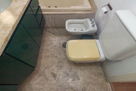 Apartamento para alugar com 400m², 3 quartos e 4 vagas Apartamento para alugar com 400m², 3 quartos e 4 vagasBanheiro da Suíte 2