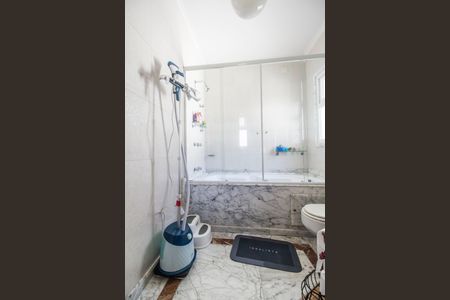 Casa de condomínio para alugar com 620m², 5 quartos e 6 vagas Casa de condomínio para alugar com 620m², 5 quartos e 6 vagasBanheiro da Suíte 2