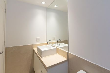 Apartamento à venda com 275m², 4 quartos e 5 vagas Apartamento à venda com 275m², 4 quartos e 5 vagasBanheiro da Suíte 1