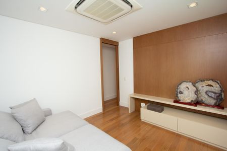 Apartamento à venda com 275m², 4 quartos e 5 vagas Apartamento à venda com 275m², 4 quartos e 5 vagasSala de TV