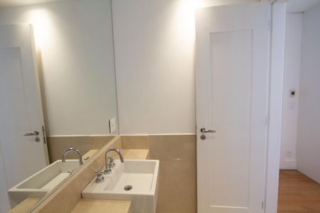 Apartamento à venda com 275m², 4 quartos e 5 vagas Apartamento à venda com 275m², 4 quartos e 5 vagasBanheiro da Suíte 2