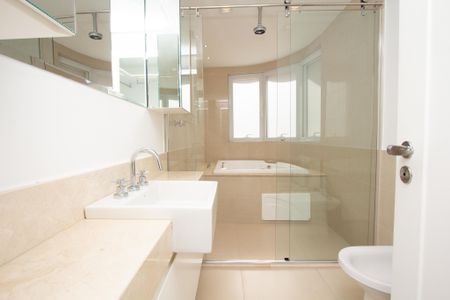 Apartamento à venda com 275m², 4 quartos e 5 vagas Apartamento à venda com 275m², 4 quartos e 5 vagasBanheiro da Suíte 4