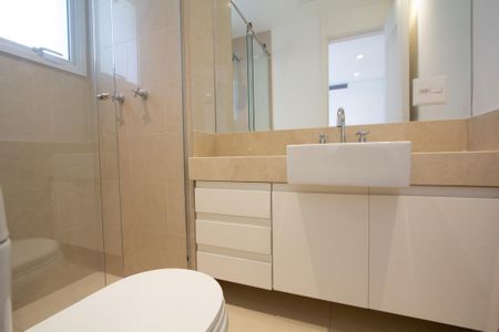 Apartamento à venda com 275m², 4 quartos e 5 vagas Apartamento à venda com 275m², 4 quartos e 5 vagasBanheiro da Suíte 2