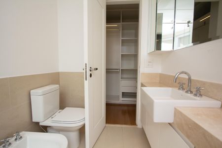 Apartamento à venda com 275m², 4 quartos e 5 vagas Apartamento à venda com 275m², 4 quartos e 5 vagasBanheiro da Suíte 4
