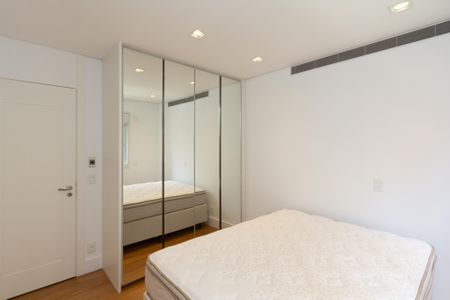 Apartamento à venda com 275m², 4 quartos e 5 vagas Apartamento à venda com 275m², 4 quartos e 5 vagasSuíte 2