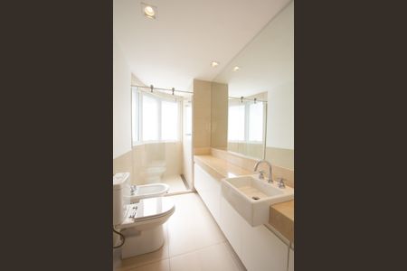 Apartamento à venda com 275m², 4 quartos e 5 vagas Apartamento à venda com 275m², 4 quartos e 5 vagasBanheiro da Suíte 3