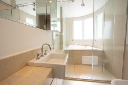 Apartamento à venda com 456m², 4 quartos e 5 vagas Apartamento à venda com 456m², 4 quartos e 5 vagasBanheiro da Suíte 4