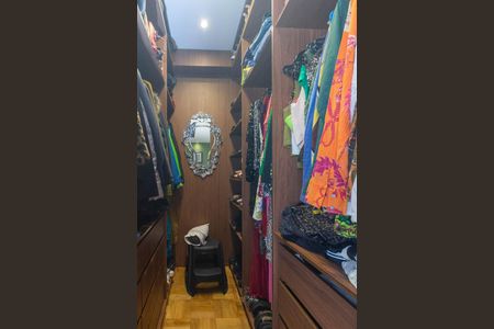 Apartamento à venda com 180m², 3 quartos e 1 vaga Apartamento à venda com 180m², 3 quartos e 1 vagaCloset da Suíte