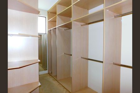 Casa de condomínio para alugar com 265m², 3 quartos e 4 vagasCloset