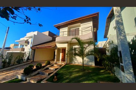 Casa de condomínio para alugar com 265m², 3 quartos e 4 vagas Casa de condomínio para alugar com 265m², 3 quartos e 4 vagasFachada